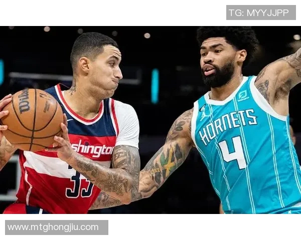 库兹马现身夏洛特华维银行球馆，为黄蜂队训练助力，展现出色领袖魅力